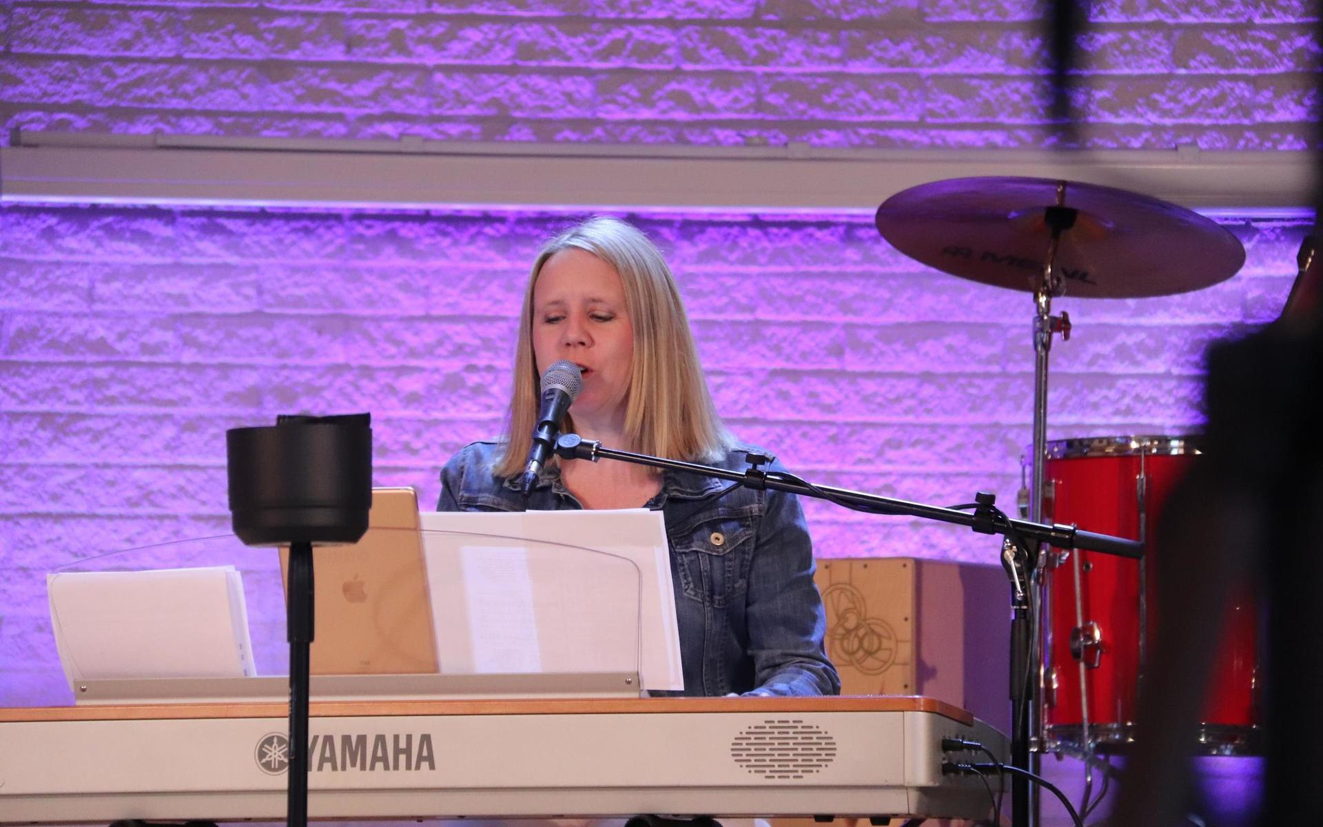 AnnaMaria Bergqvist är musikpastor i kyrkan. Pingstkyrkans gudstjänster är ofta fulla av musik, och det kan bli en utmaning när församlingsmedlemmarna inte är på plats och sjunger med. 