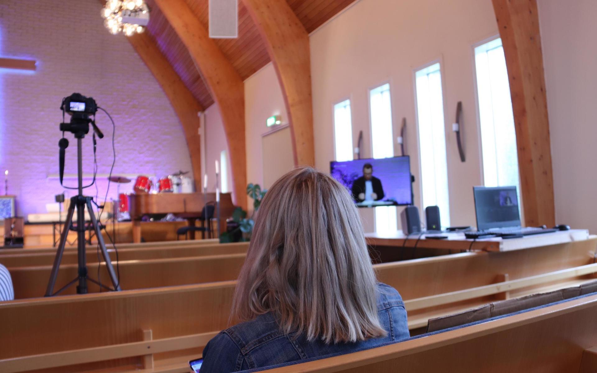 Skärmen i kyrkan visar hur det ser ut för den som följer gudstjänsten på sin dator, telefon eller surfplatta. 