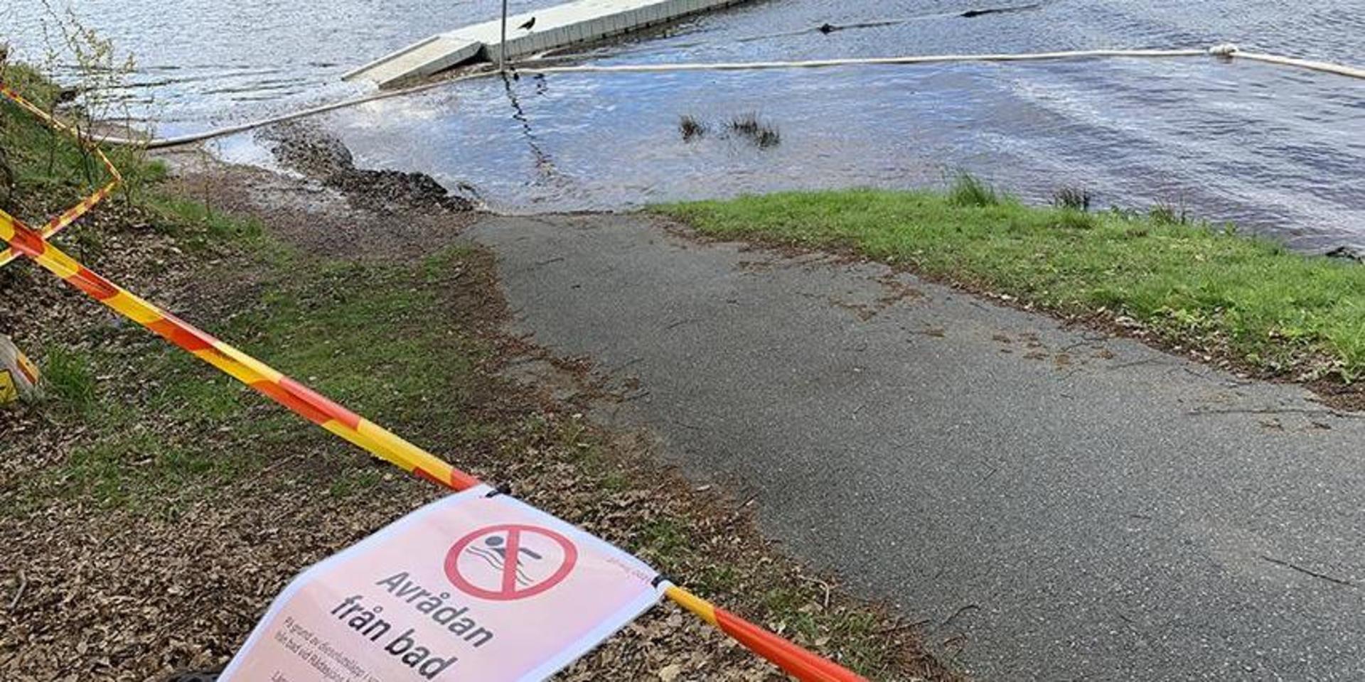 Avstängda bryggor vid Rådasjöns badplats.
