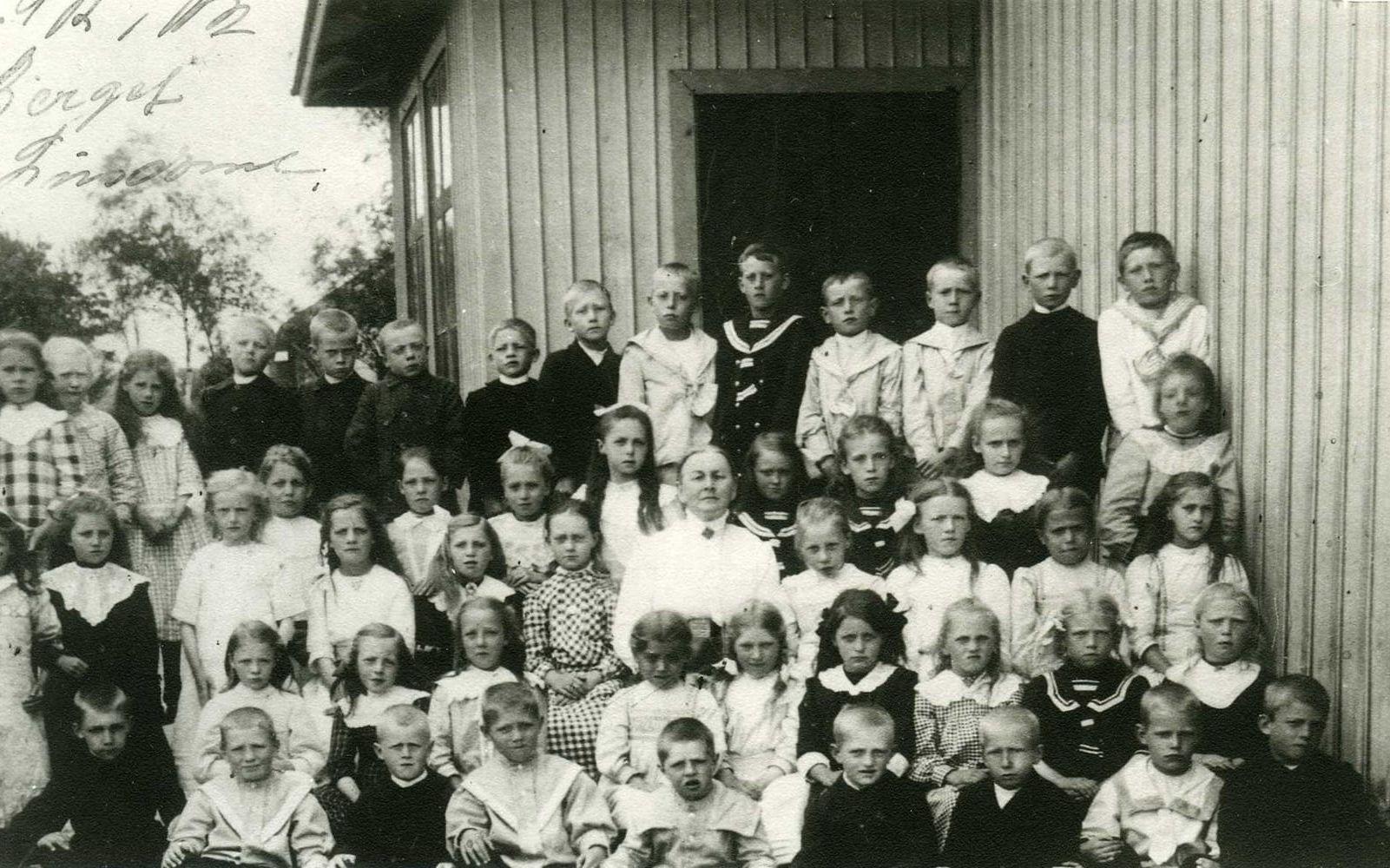 Lindomes äldsta skola, södra Kyrkskolan, invigdes 1865 nära kyrkan. Här visas en skolklass i början av 1900-talet. Norra Kyrkskolan som ligger bredvid invigdes 1903.  Båda skolhusen används idag av nuvarande Sinntorpsskolan. 