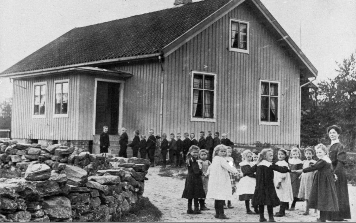 Småskolan i Hällesåker invigdes 1902. Här visas en skolklass från 1907. Det första skolhuset i Hällesåker invigdes redan 1872. Båda dessa skolhus används idag.