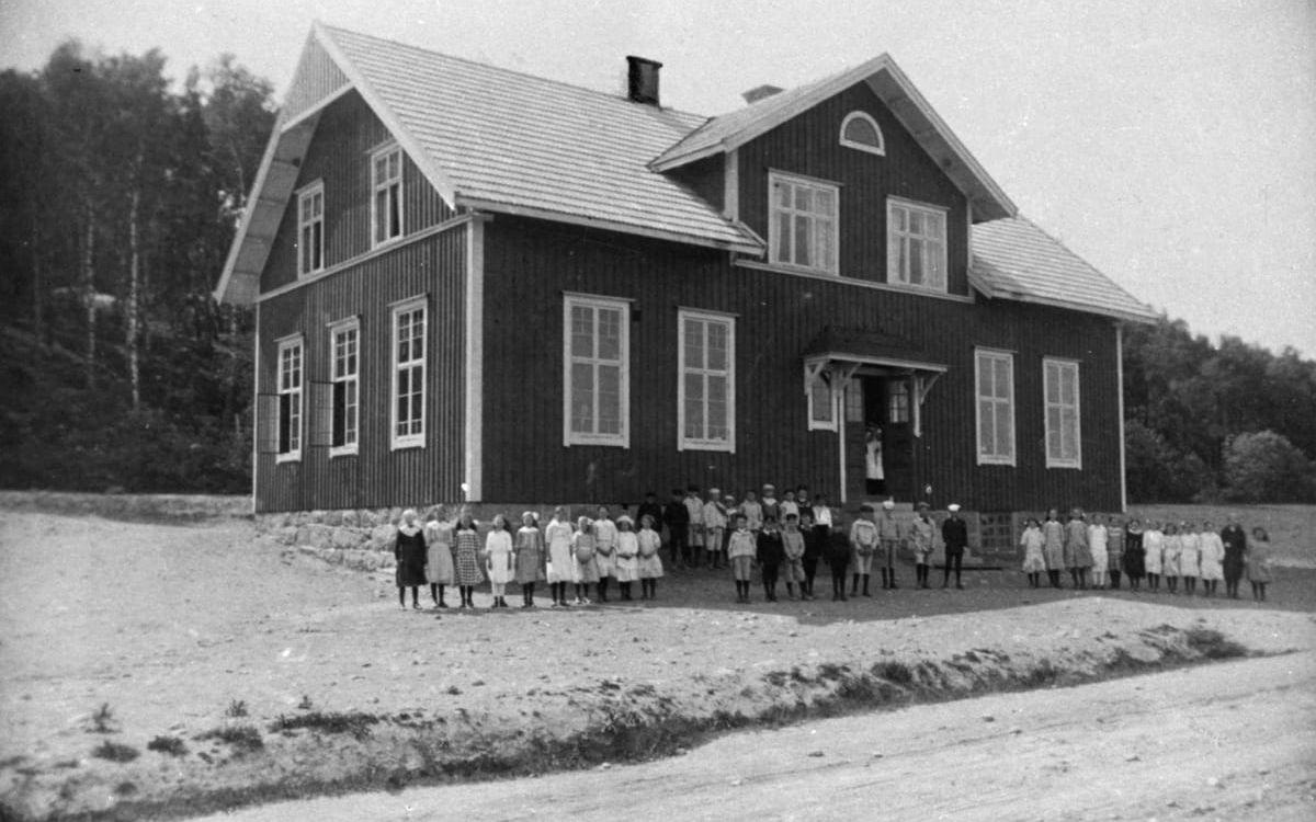 Sintorpsskolan (den gamla) invigdes 1915. Här en skolklass troligtvis 1915/1916. Hällesåkersvägen var då grusväg. Idag används huset som bostadshus,  alldeles öster om golfbanans klubbhus. 