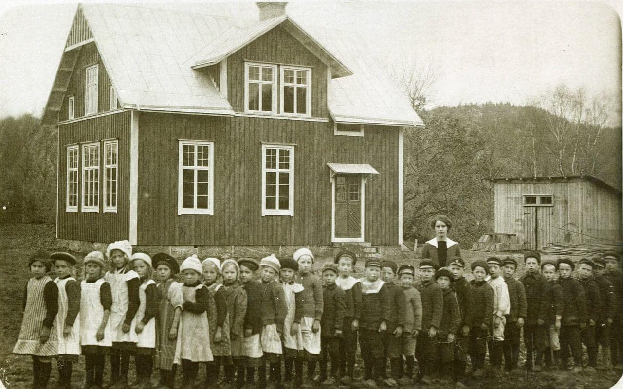 Torvmossaredsskolan invigdes 1915. Här visas en skolklass från samma år. Lärarinna var Anna Ljungner. Skolan låg i korsningen Torvmossaredsvägen/Hällesåkersvägen och lades ned 1955. Den lilla byggnaden till höger användes som utedass. Huset används idag som bostadshus. 