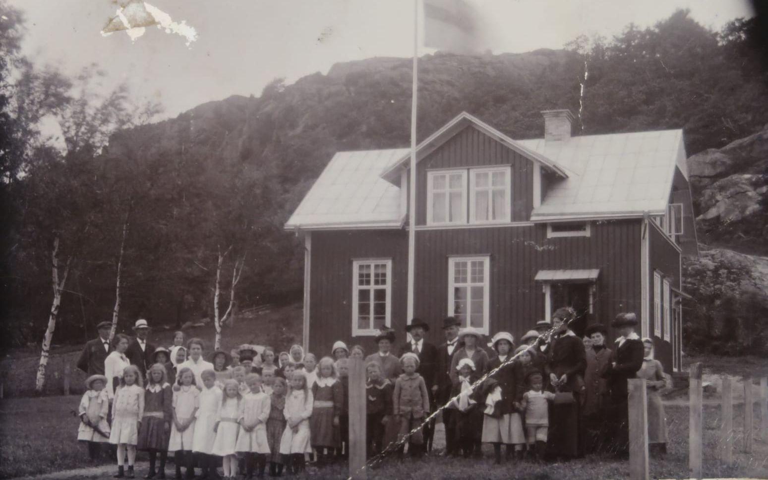 Knipereds skola invigdes 1915. Här en skolklass cirka 1916, kanske var det på examensdagen. Skolan lades ned 1957. Huset används idag som bostadshus, norra Hällesåkersvägen 75.Fotoägare Bengt Sagsjö.