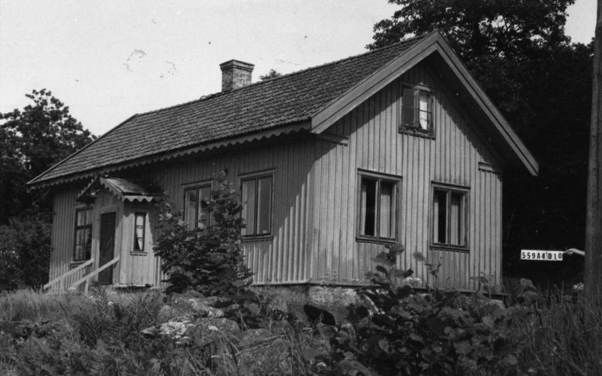 Dunsereds skola invigdes 1878 och lades ned 1934. Låg i vägkorsningen Spårhagavägen/Dunsredsvägen. Man återupptog undervisningen under åren 1953–1955. Huset används idag som bostadshus