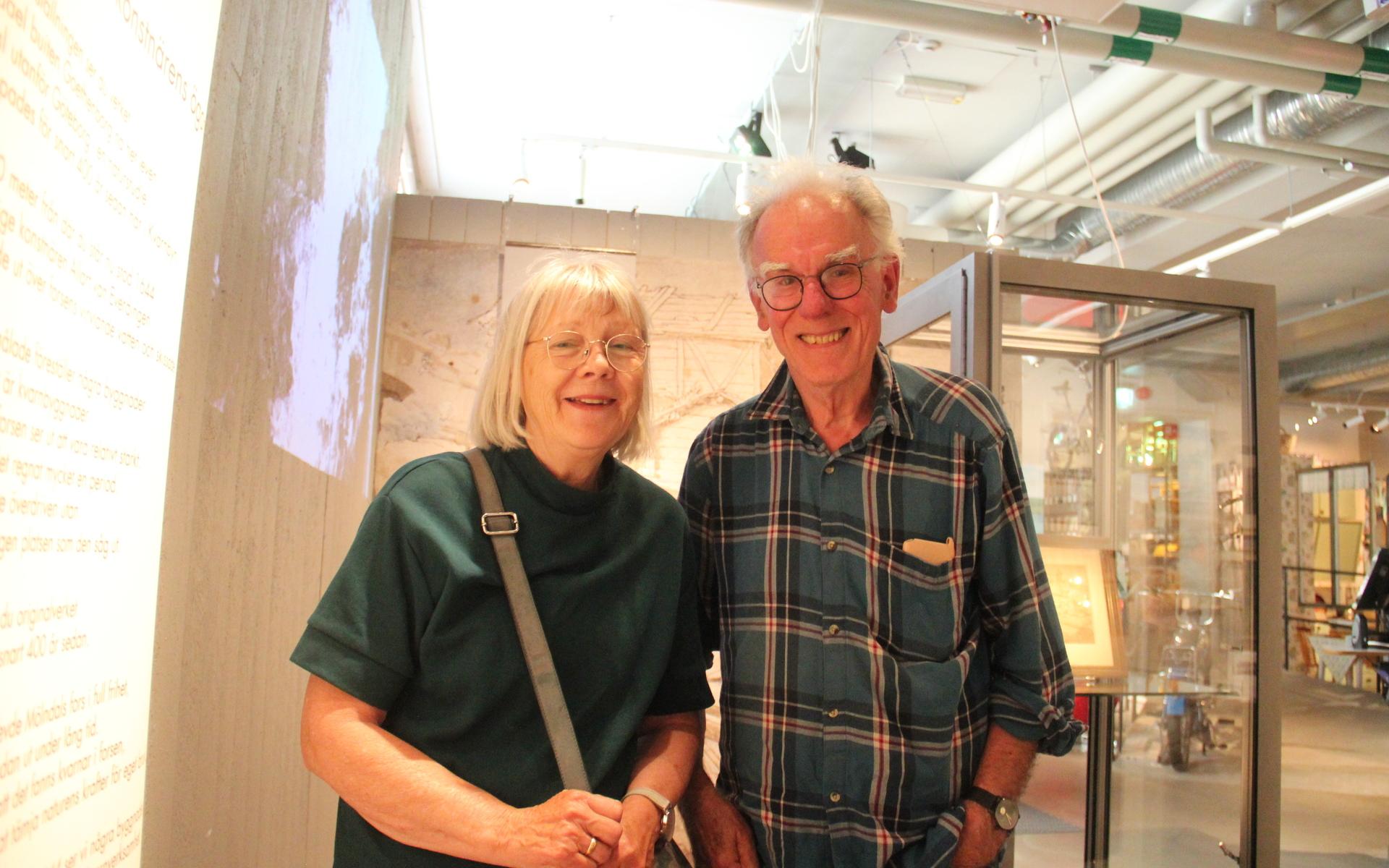 Onsalaborna Ulla-Britt och Hans Hellström var de första att besöka utställningen Forsen genom konstnärens ögon. ”Jag är glad att den finns”, säger Hans om målningen som allt kretsar kring. 