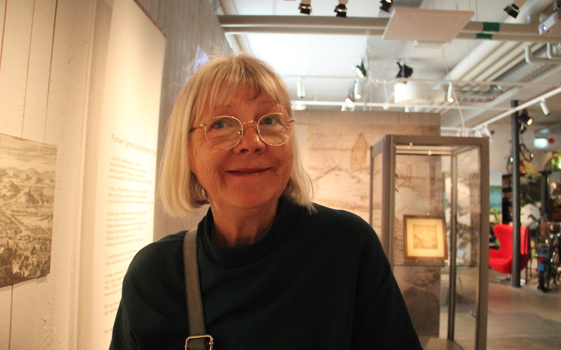 Ulla-Britt Hellström har rötterna i Kvarnbyn och uppskattar den nya utställningen. ”Jag tror att det är viktigt för dem som bor här att kunna se sin historia på det här sättet”, säger hon. 