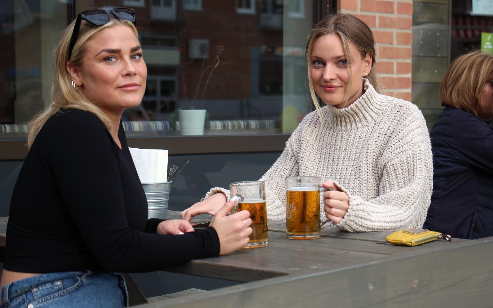 Evelina Jonsson och Viktoria Bergkvist inviger årets första uteöl. 