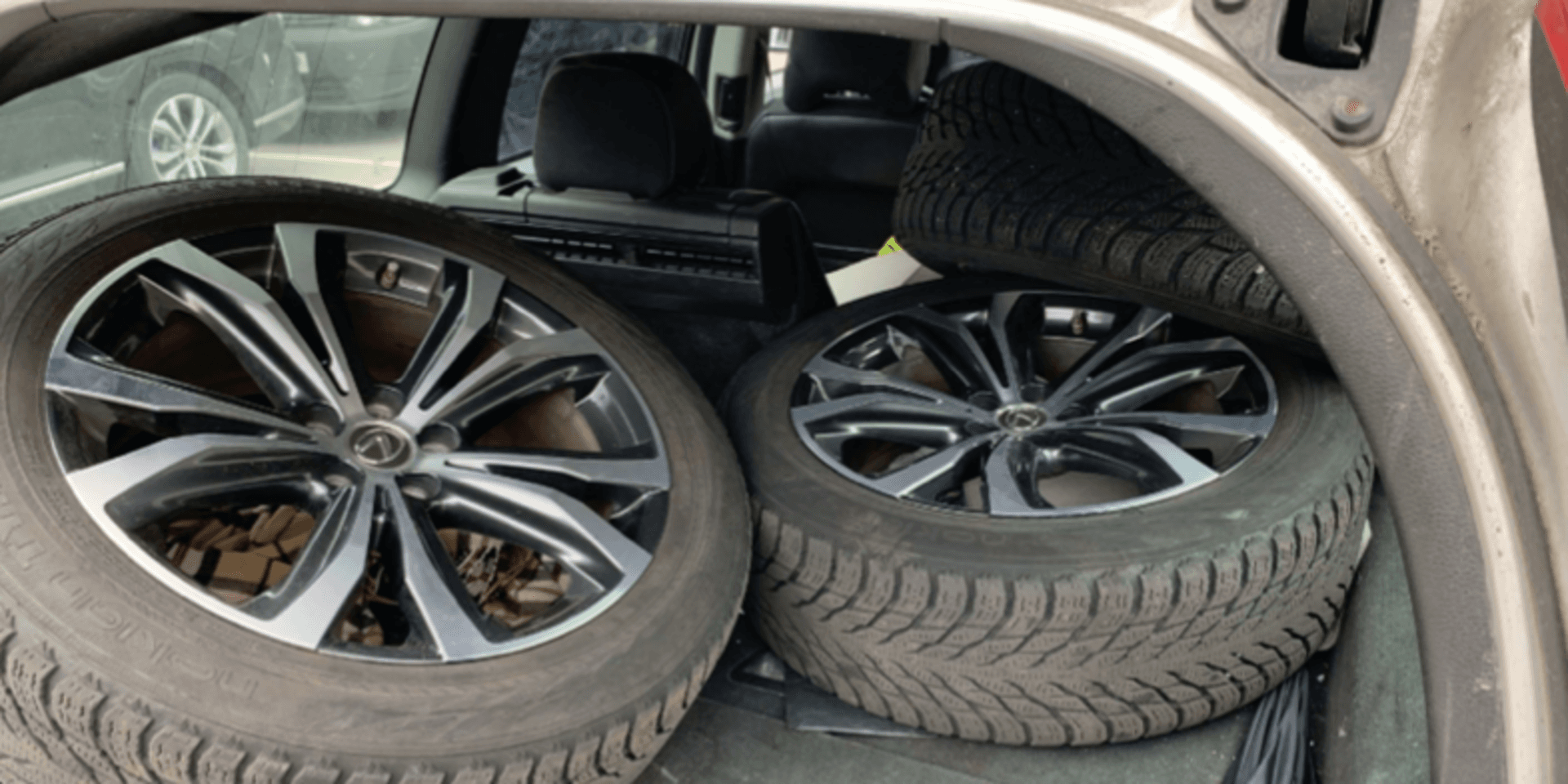 Tre av bildäcken från Lexus återfanns i rånarnas bil.
