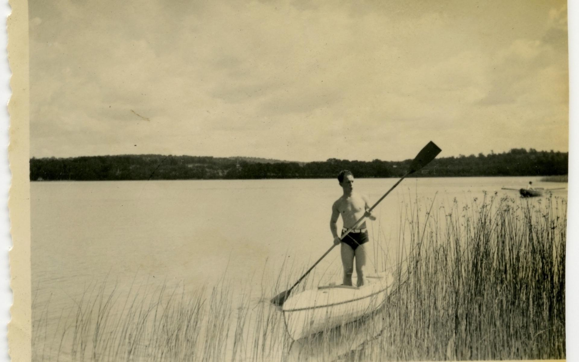 Östen Krantz med kanot på Tulebosjön. Hans föräldrar Carl och Nora arbetade på Stretereds vårdhem och de bodde i personalbostaden vid Tulebobacken. Cirka 1930.