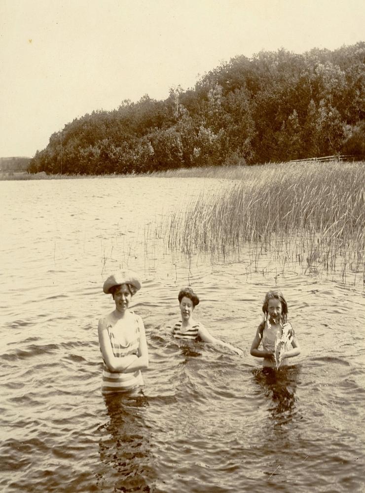 Sommargäster vid Stretereds badplats omkring 1910-15. De var sommargäster till ”Majas” i Livered.