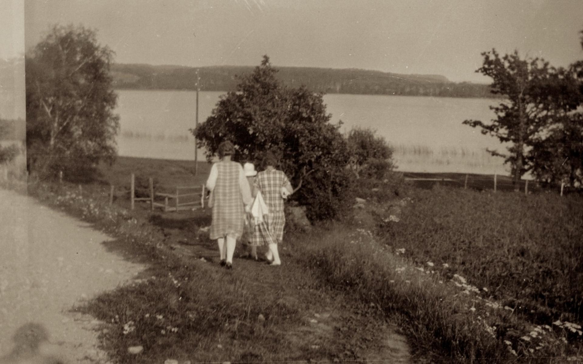 Några kvinnor från personalen på Stretereds vårdhem på väg ner att bada vid Stretereds badplats. Omkring 1930.
