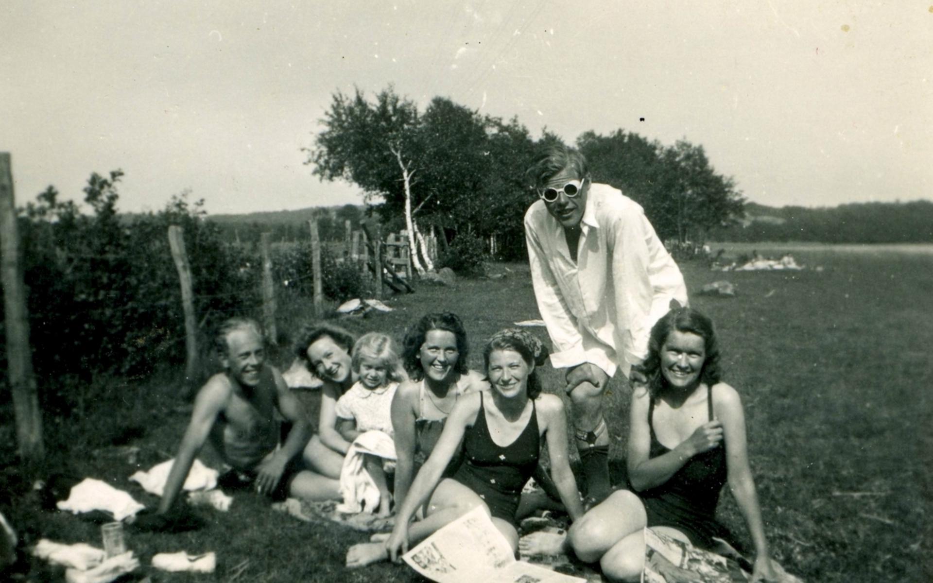 Sommargäster från Burås med bofasta i Sporred. Deras badplats låg utefter Tulebovägen. Omkring 1935.