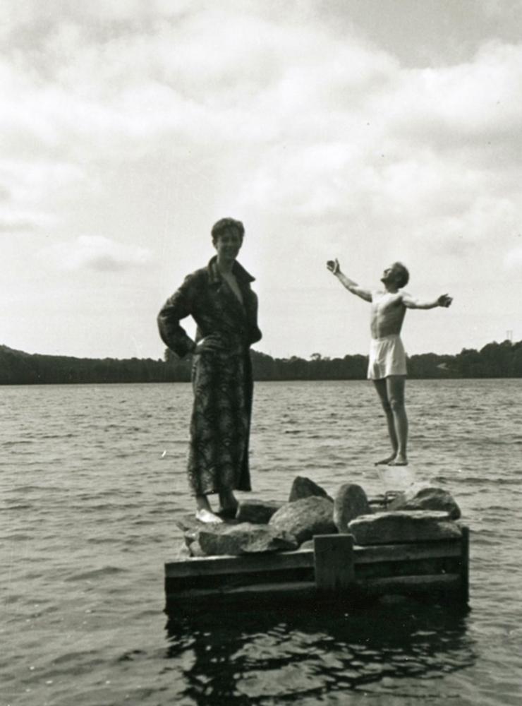 På en flotte i Tulebosjön. Bengt Ahrnlid står till vänster och bredvid honom Bengt Alberts. 