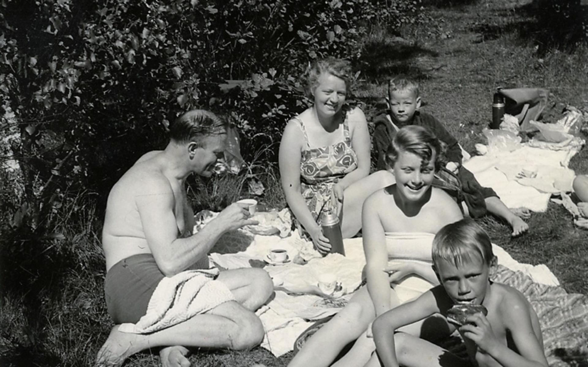En sommaridyll den 16 juli 1956 som dagen efter slutade i en tragedi. Flickan Berit, 12 år, i vita baddräkten drunknade i Tulebo den 17 juli 1956. Hennes föräldrar Erik och Rut Efraimsson, som var sommargäster i Vommedal, sitter längst bak. Pojkarna är släktingar till Berit.