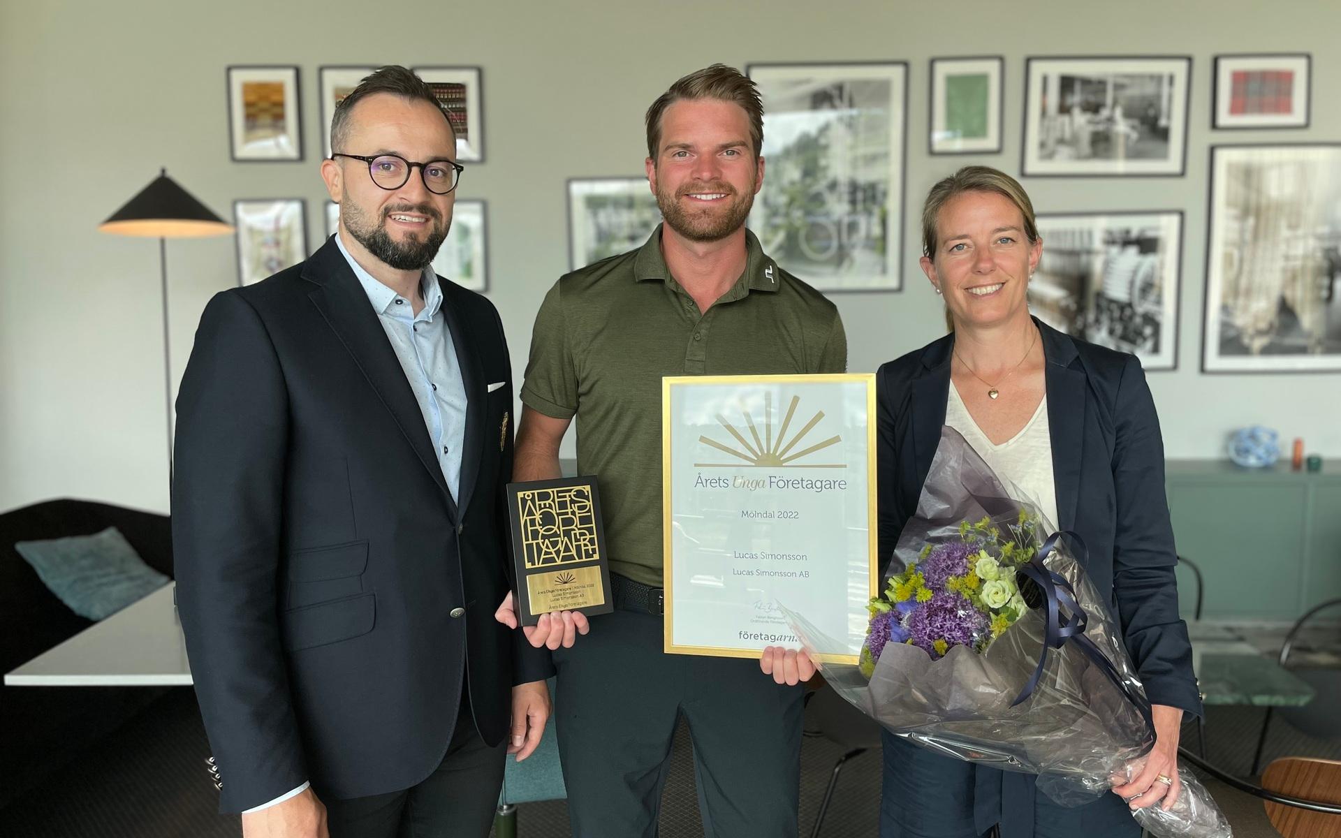 Lucas Simonsson tog emot utmärkelsen på Hotell The Weaver i Krokslätt under måndagsmorgonen. Från vänster: Ajdin Hasic, Lucas Simonsson och Karolina Flink Berndtsson.