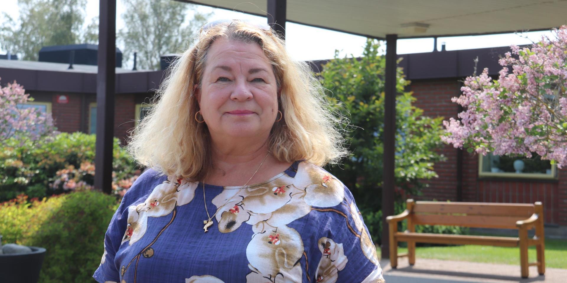 Anette Eriksson säger att hon får prioritera för att hinna med arbetet på Fässbergs äldreboende: ”Ibland får jag säga till min chef att jag faktiskt inte hinner vara med på ett möte, för att jag behöver vara ute i verksamheten”.