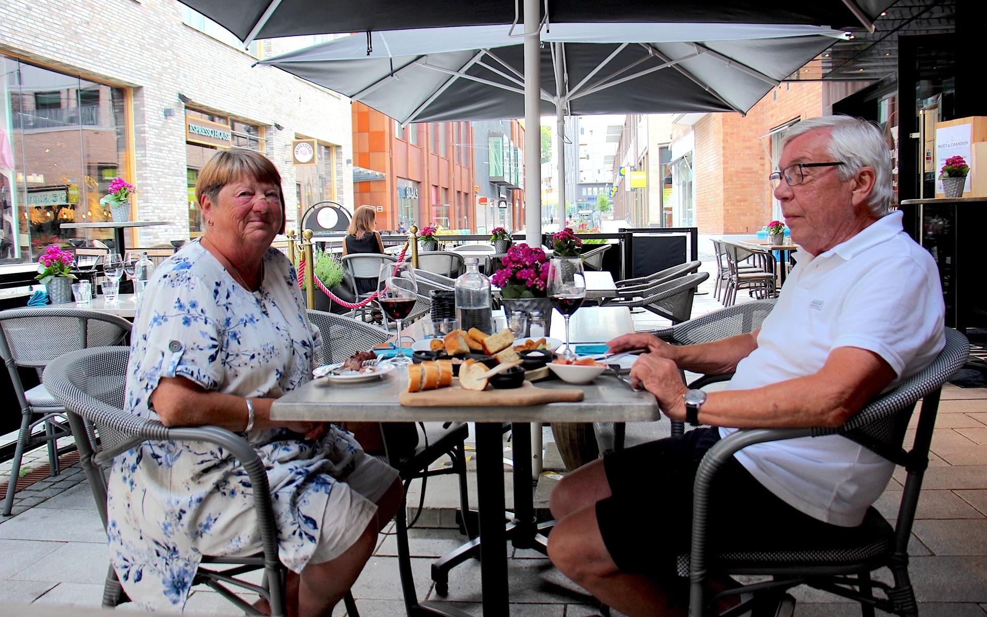 När Carin Hedqvist, 66, och Arne Svensson, 73, skulle träffas första gången så höll Arne på att lämna restaurangen för att Carin var så sen.