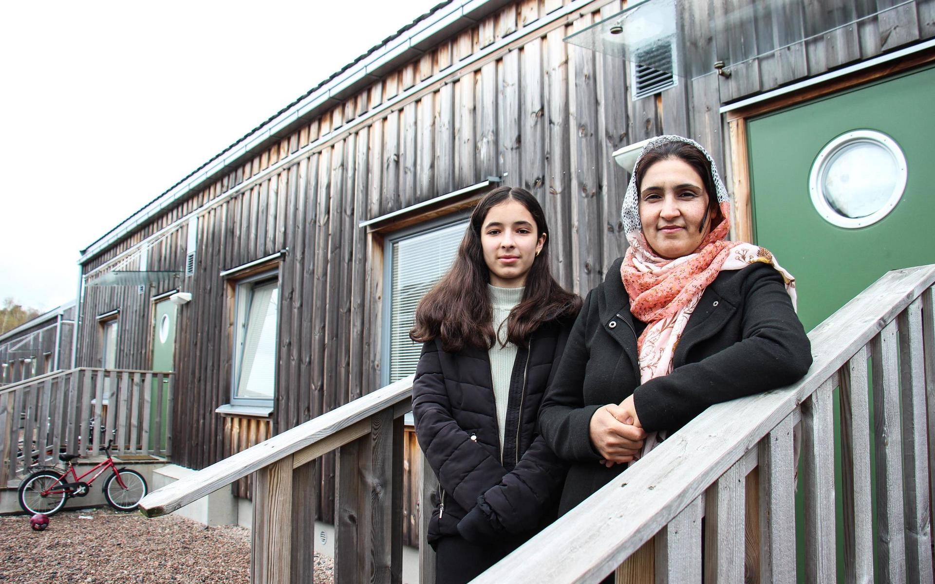 Innan Tahmina Qasimzada och mamma Fahima Majedi kom till flyktingboendet i Eklanda bodde de i utkanten av Östersund, långt ifrån både skola och mataffär. Nu trivs de mycket bättre. 