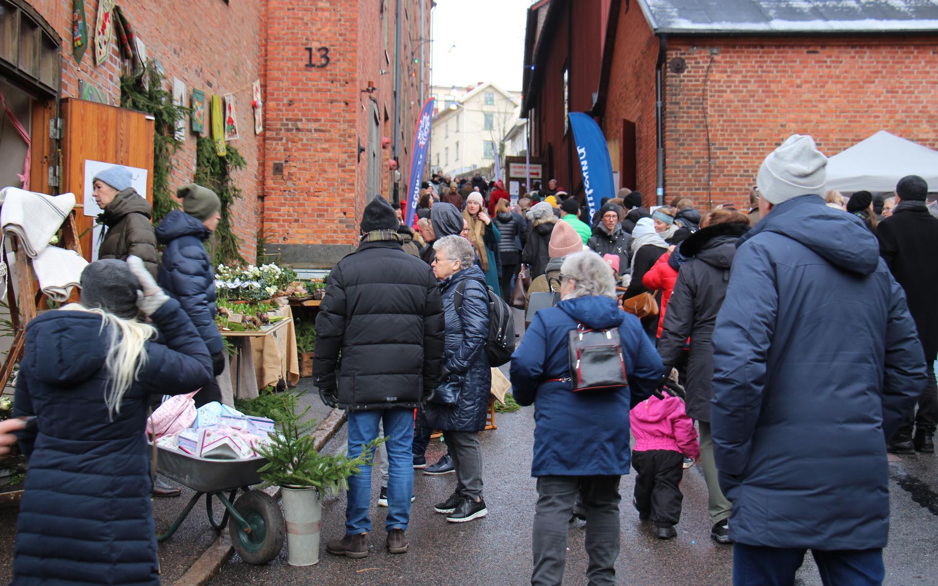 Det var gott om folk på liten yta när Jul i Kvarnbyn återuppstod efter ett års pandemifrånvaro.