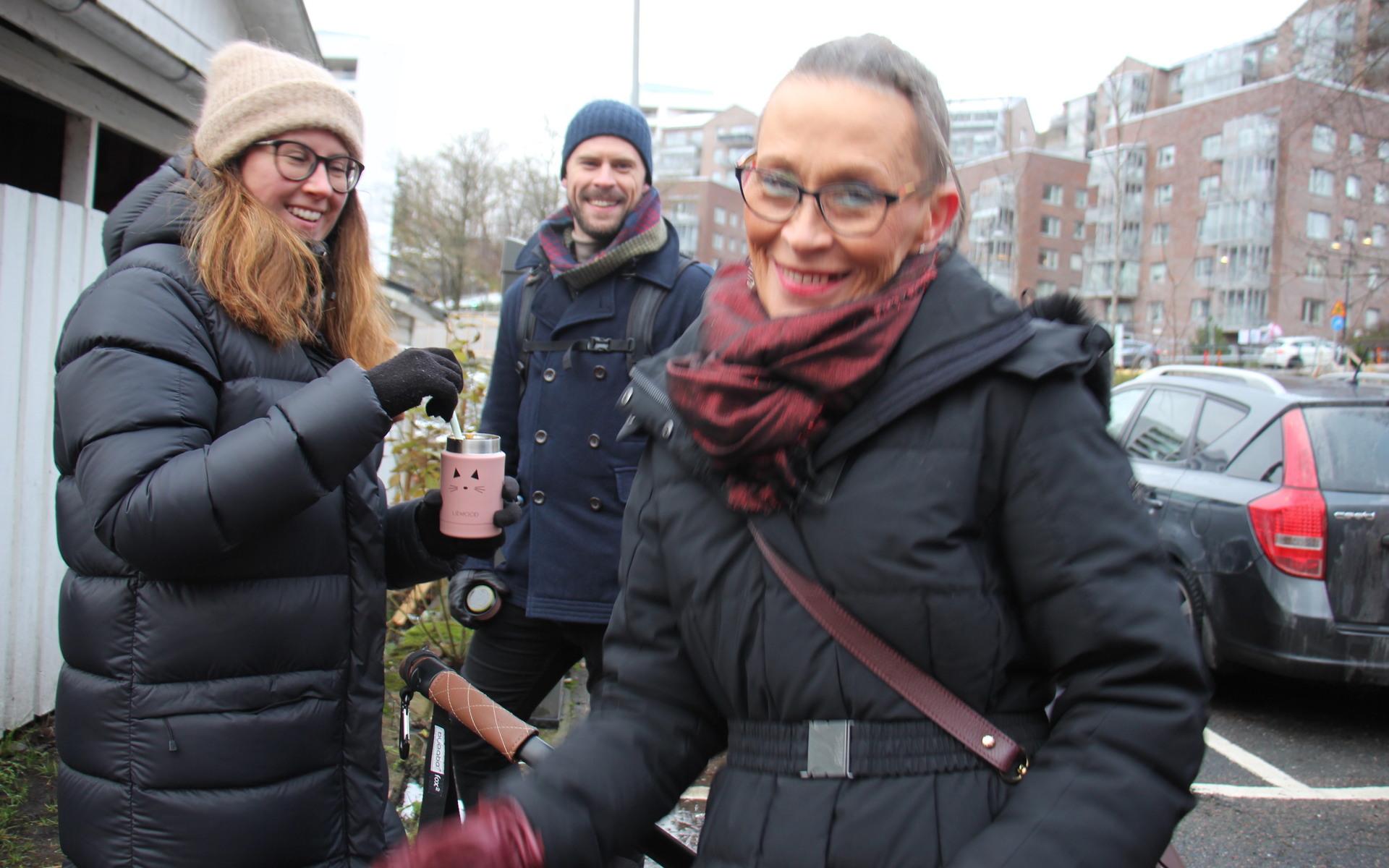 Carina Björck Nygren behövde inte gå många meter från Gustavsgatan till Kvarnbyn. Hon njöt av julkänslan tillsammans med svärdottern Jessica Jonsson, sonen Magnus Nygren och barnbarnet Mella Nygren.