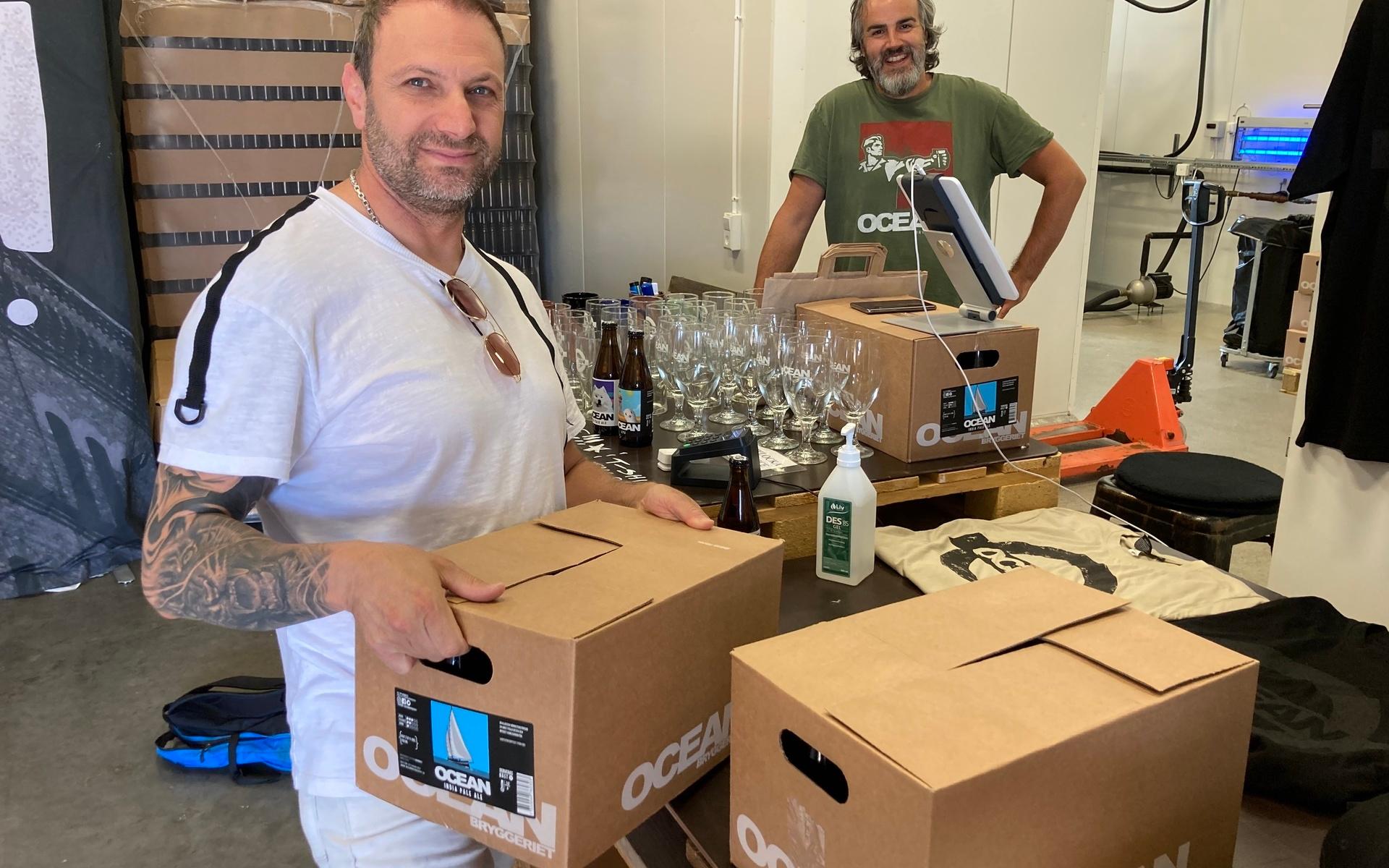 Ali Walinejad köper några lådor under överinseende av Rodrigo Wilner, vd och grundare av Oceanbryggeriet.