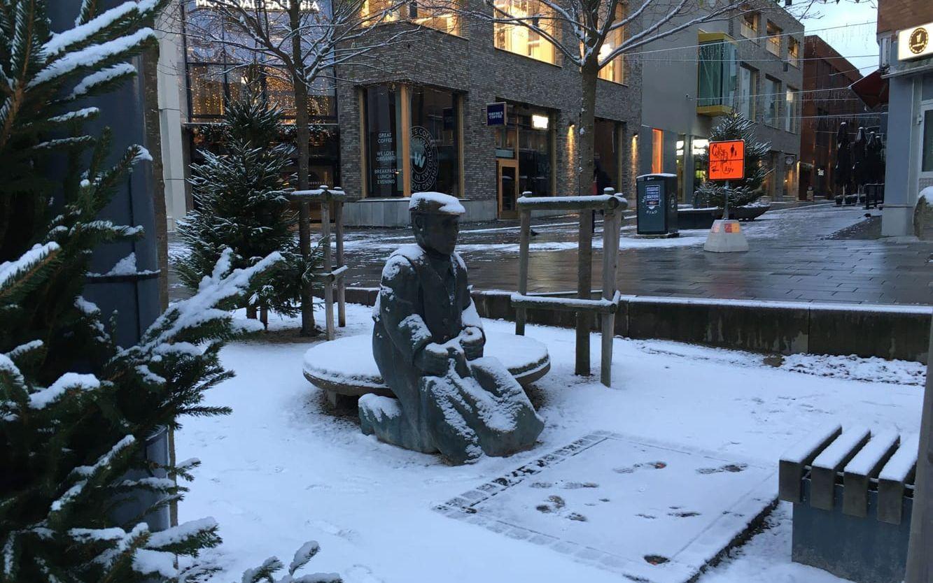 Statyn Albert fryser i snön. 