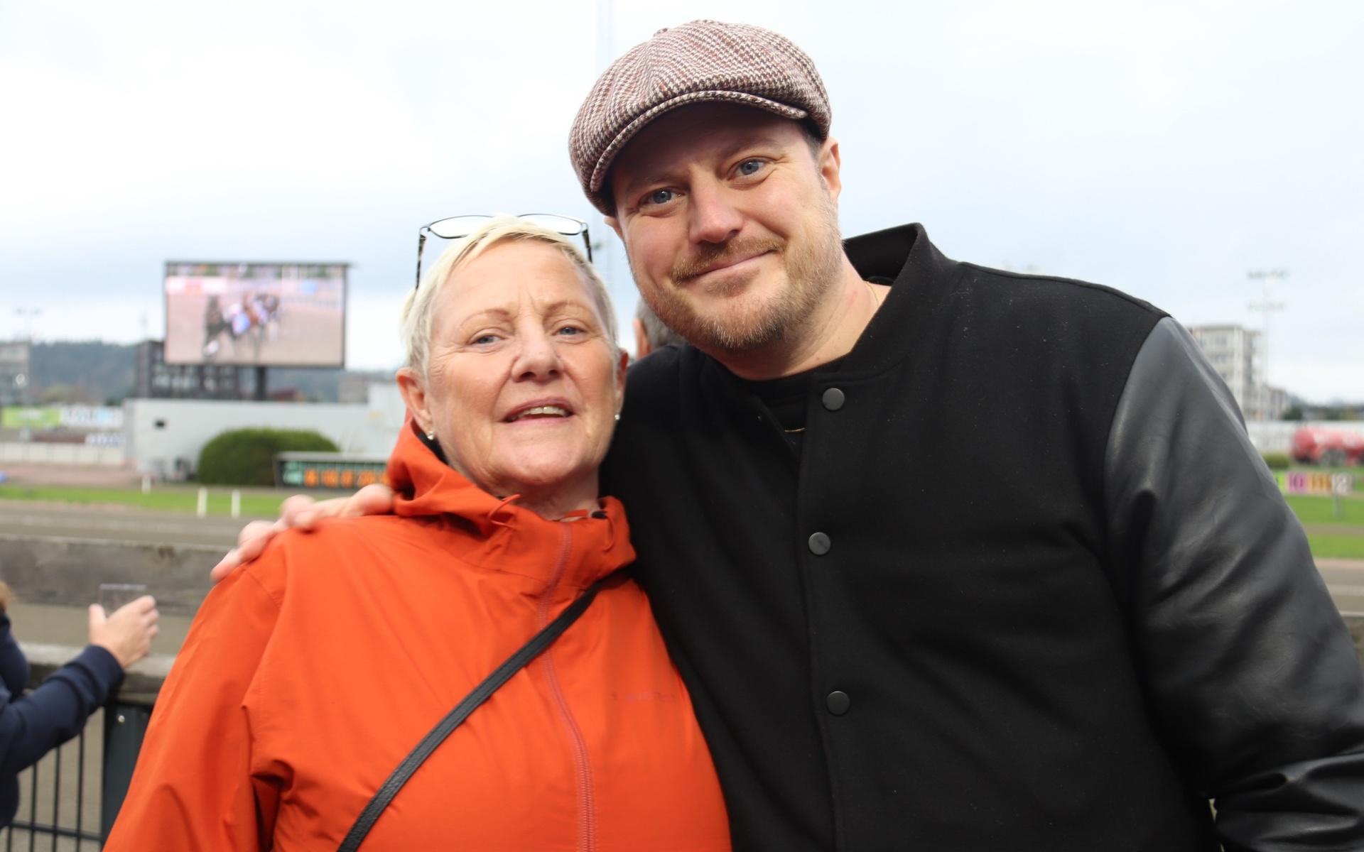 Åsa Svensson och hennes son Fredrik Hedström gillade stämningen på travbanan. 