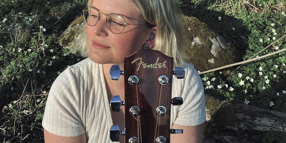 Sophie Apell är en ung singer-songwriter som snart släpper sitt första album, Spådom i sensommaren, inspelat på Löftadalens Folkhögskola i Åsa. Foto: Malin Apell