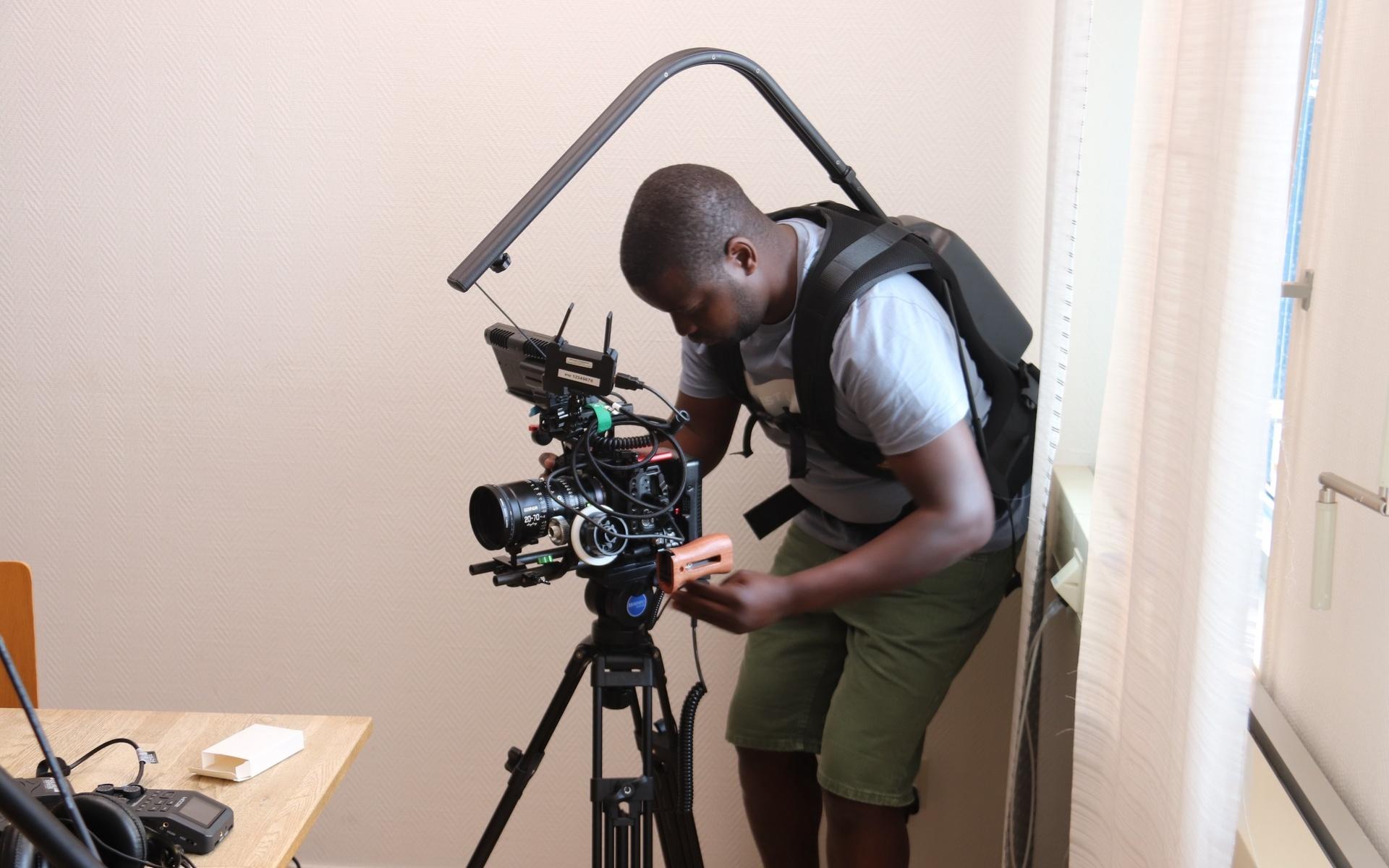 Willy Lukwago filmar en av scenerna inne i ett lärarrum.
