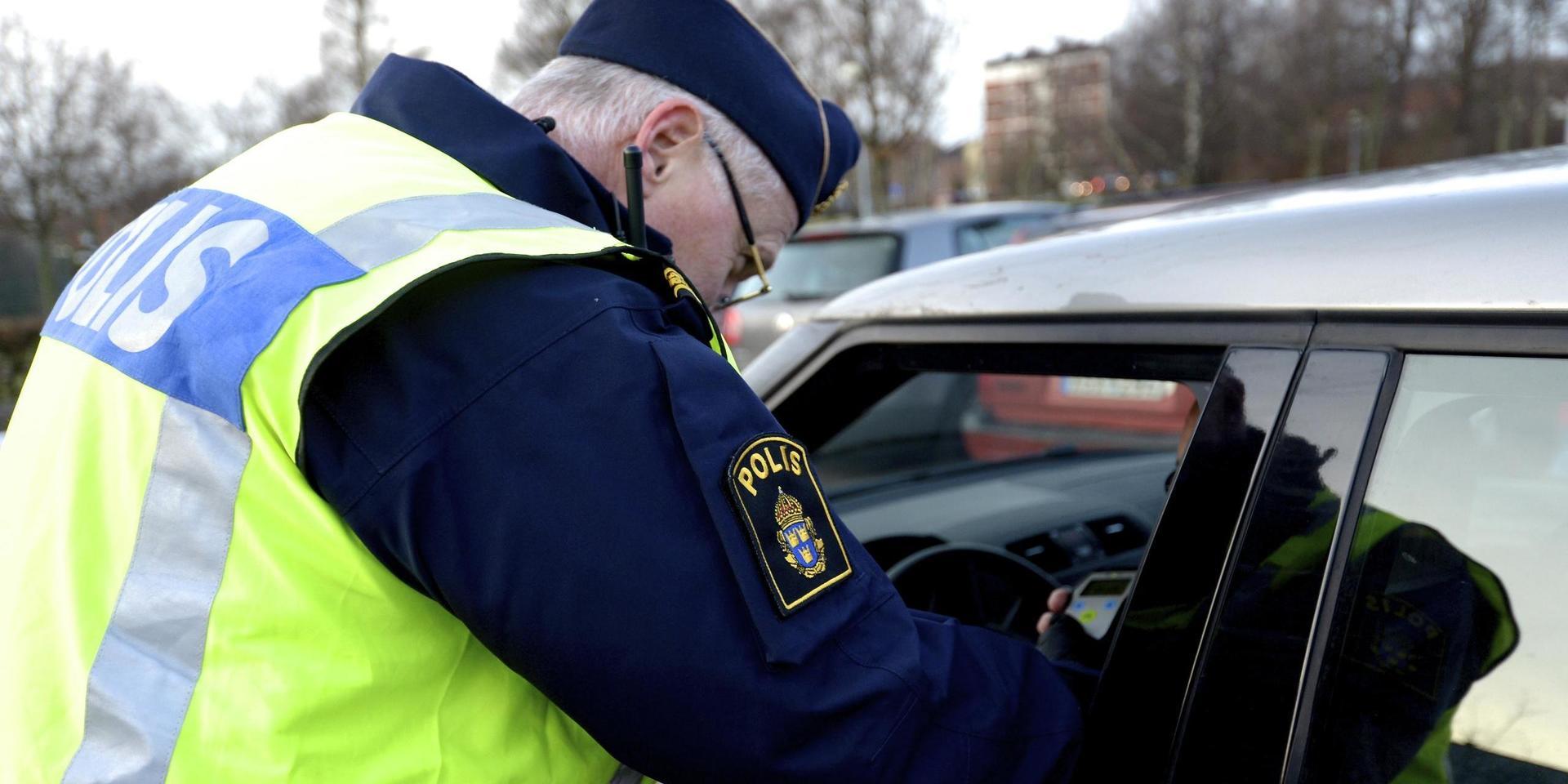 En man i 20-årsåldern stoppades i sin bil av polisen i Mölndal på fredagskvällen. Han misstänks nu för flera brott. OBS: Genrebild. 