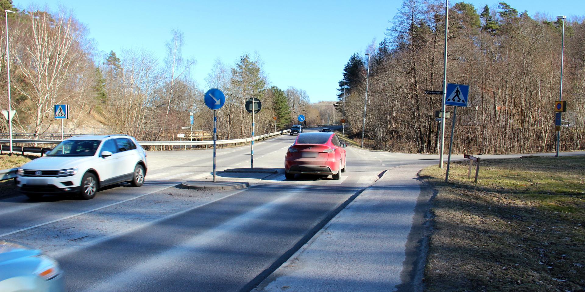 Längs den här sträckan på Pixbovägen i Kikås körde mannen för fort men han vägrade erkänna. Bilarna på bilden har inte med åtalet mot mannen att göra.