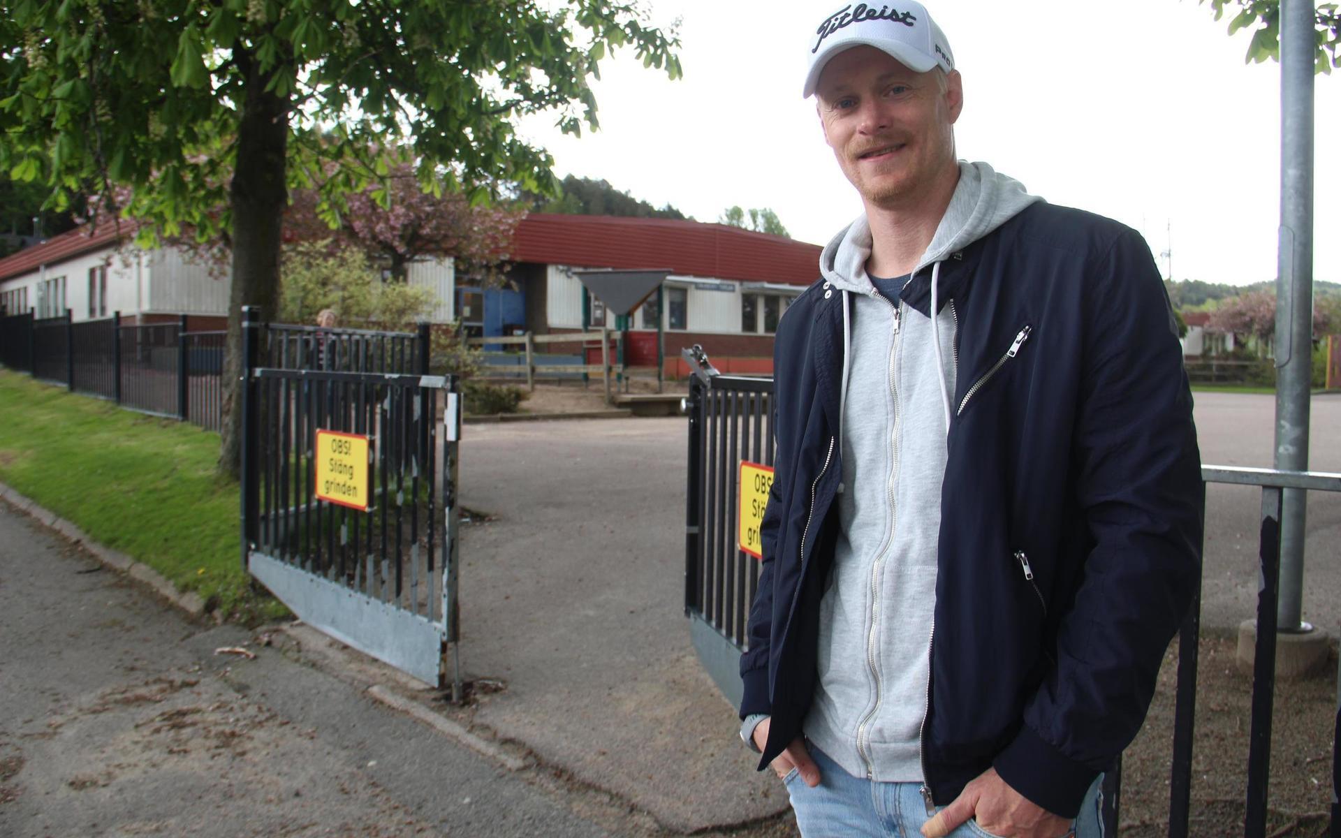 Robert Carlsson bor i Rävekärr och har en dotter som går på Rävekärrsskolan. Han säger att lokalerna känns slitna och gamla. 