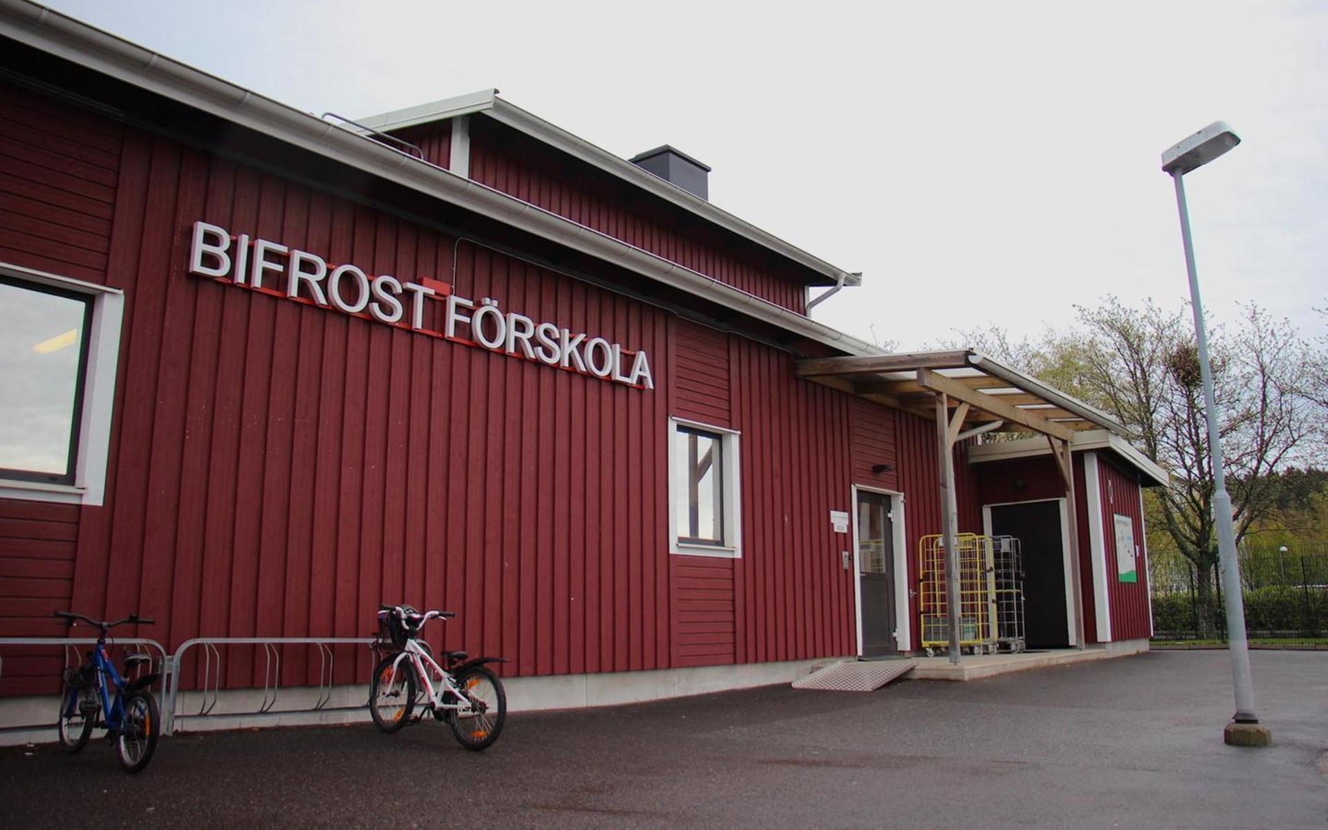 På Bifrosts förskola går hälften av barnen i paviljonger – på grund av den dåliga innemiljön. 
