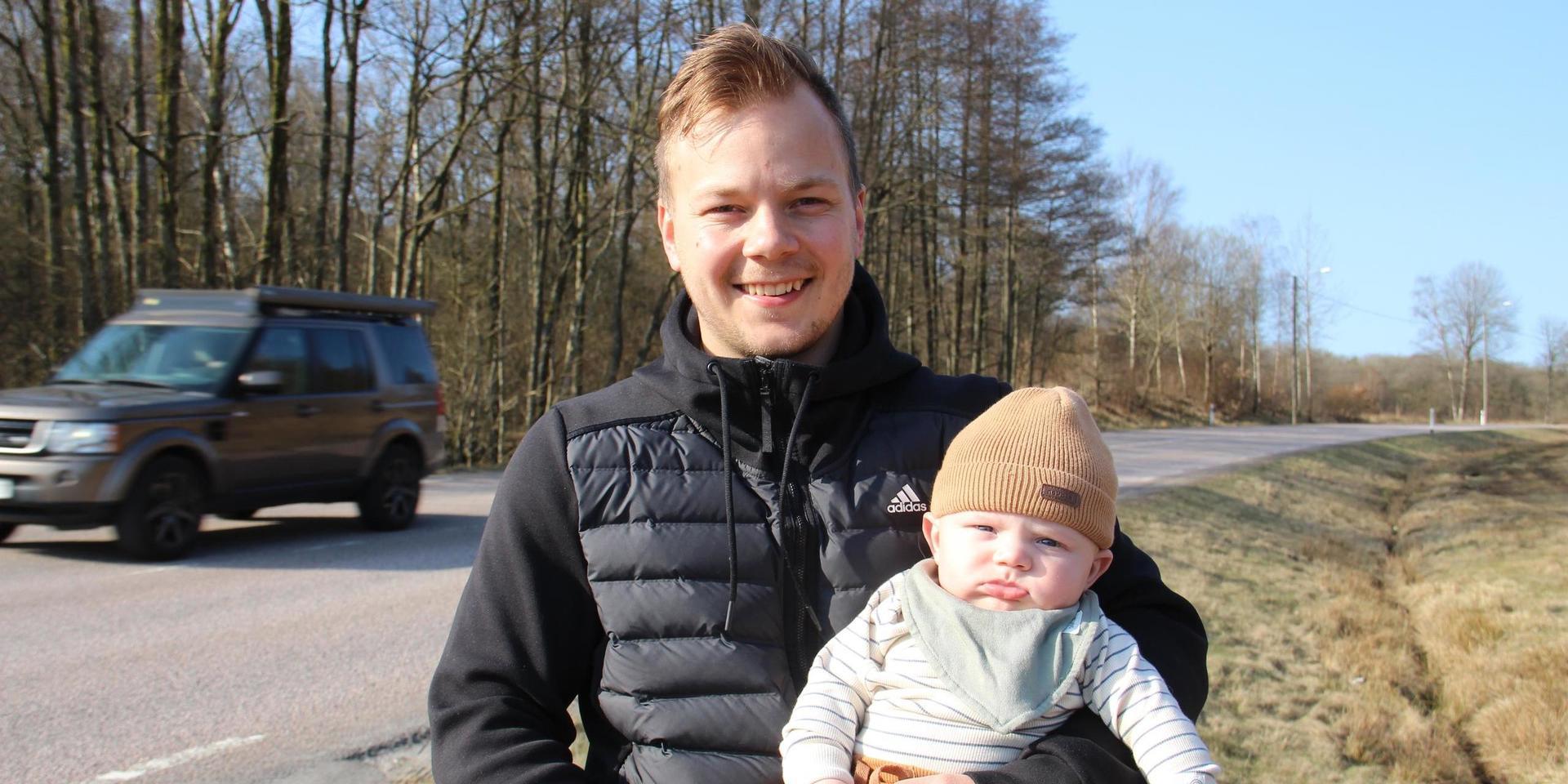 ”Att kunna ta sig fram på annat sätt än med bil är viktigt, säger Filip Rubensson om den planerade cykelbanan längs Spårhagavägen. Här med sonen Frans, fyra månader.