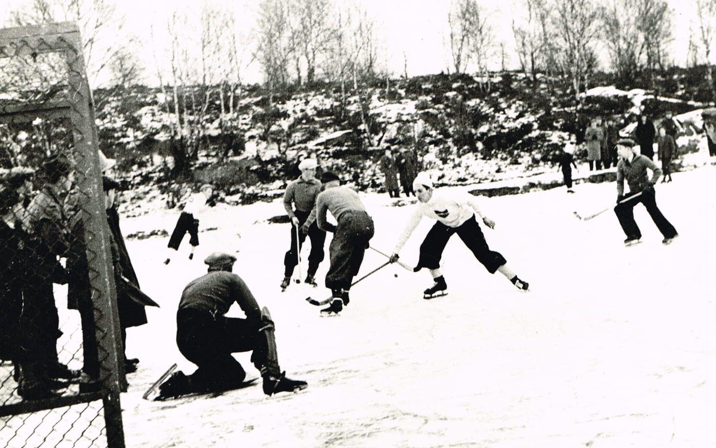 Fellows i bandymatch under 1940-talet på Dämmet. Hemmaspelarna i vita tröhjor är Rune Berggren och Stig Törling.