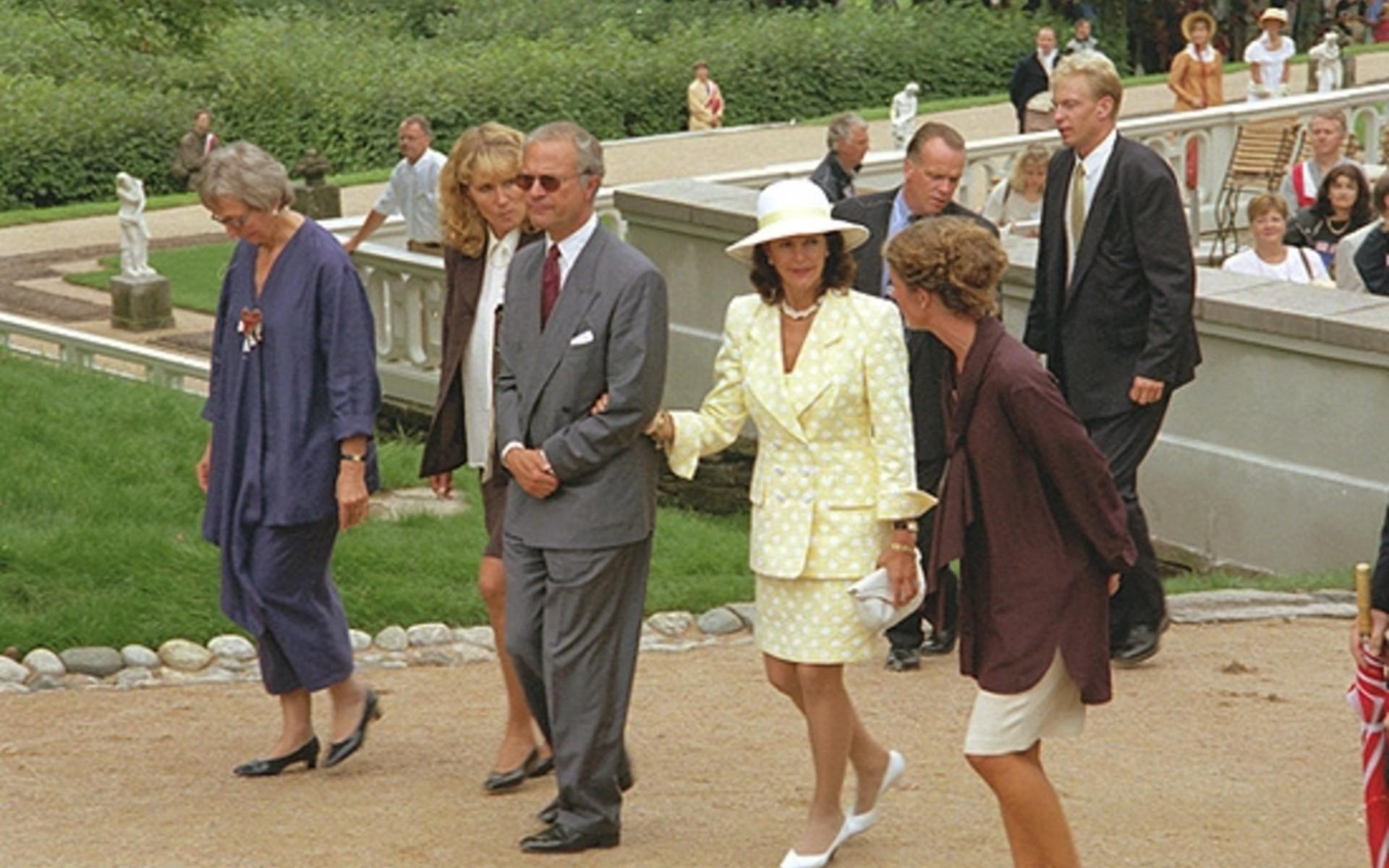 Från kungens och drottningens besök på Gunnebo 1997-08-27. Från vänster Inger Erntsson (intendent på Gunnebo), slottets vd Lena Vikström, kung Carl XVI Gustaf, drottning Silvia och Marika Irvine (trädgårdsmästare på Gunnebo).