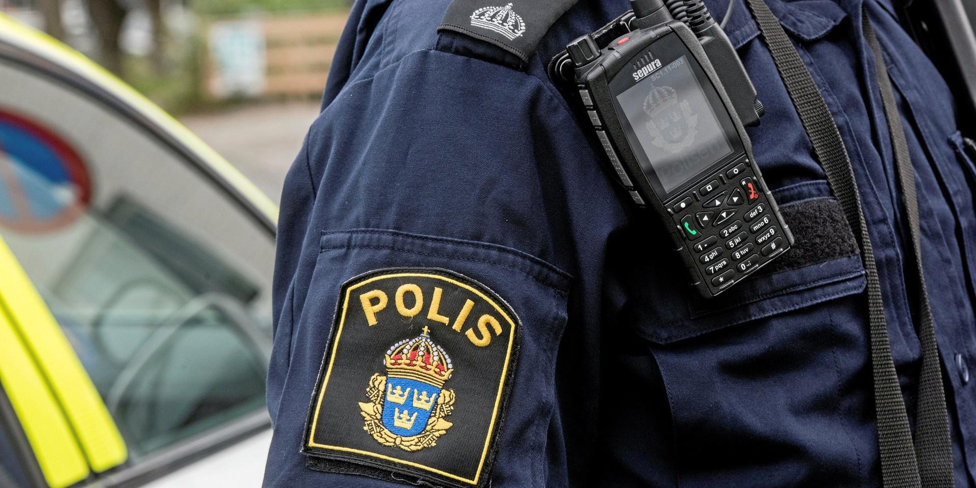 En man som varit efterlyst av polis hittades på en busshållplats i Hällesåker på måndagsmorgonen – med amfetamin i snusdosan.