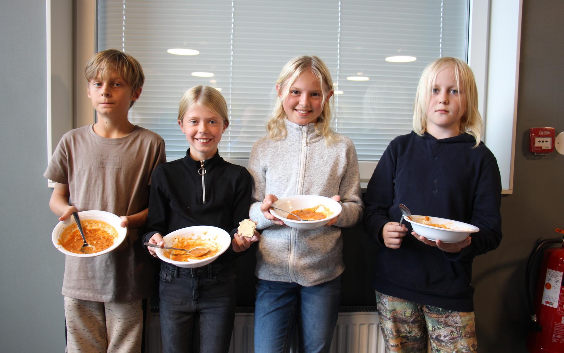 Emil, Klara, Ester och Emil, alla från fjärde klass, tyckte om den krisberedskapssoppa som stod på skolmenyn.
