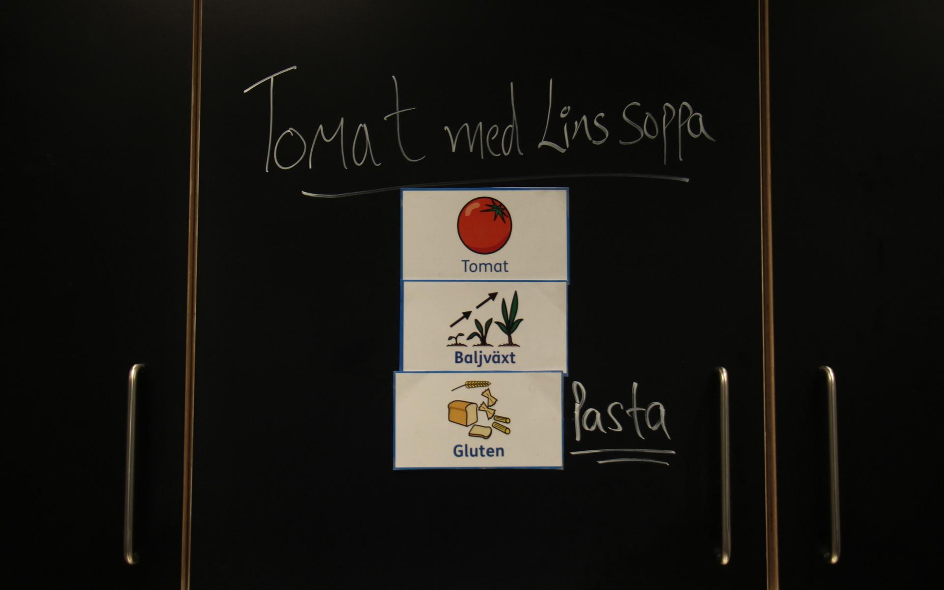 Tomatsoppa med linser och pasta.