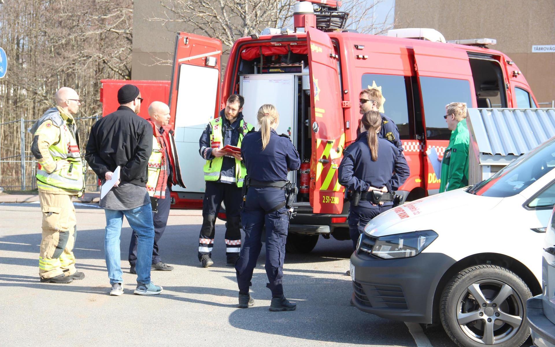 Avlämningsmöte mellan räddningstjänst, polis, fastighetsbolaget Förbo och försäkringsbolagen.