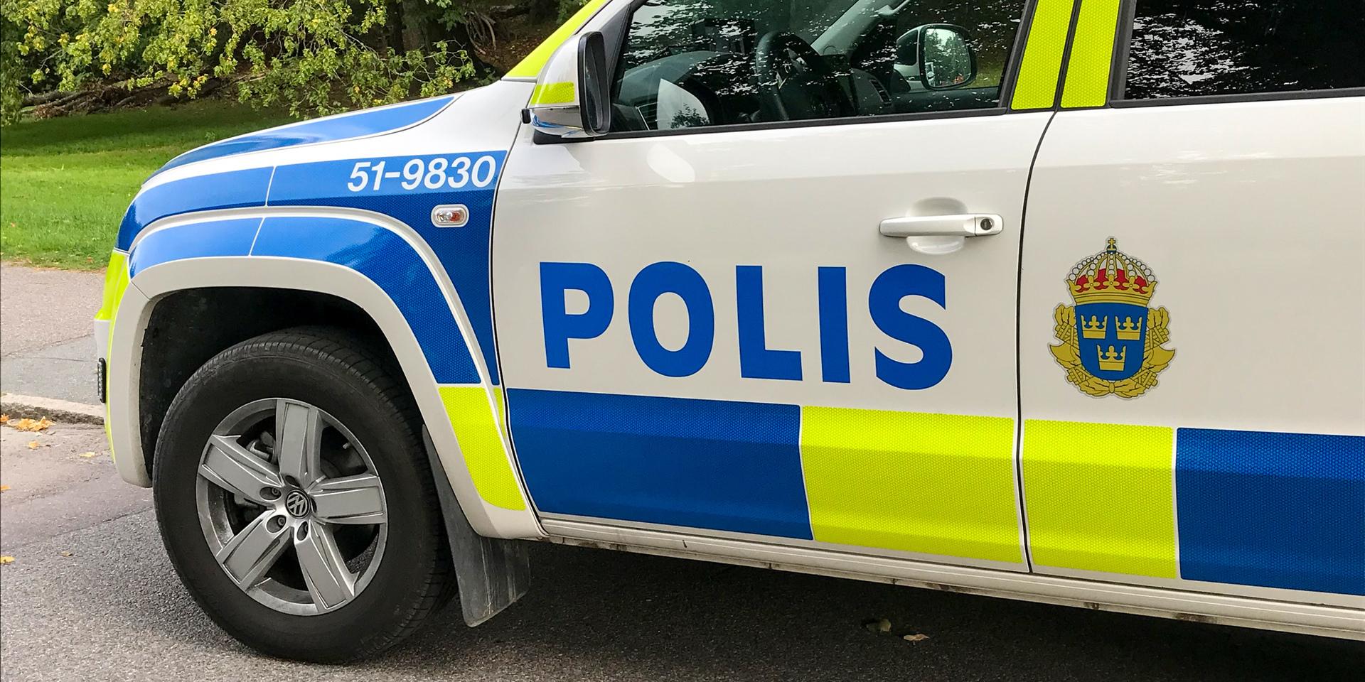 En kvinna larmade polis efter att hon blivit av med sin handväska inne på parkeringshuset på Barnhemsgatan i Mölndal på måndagskvällen.