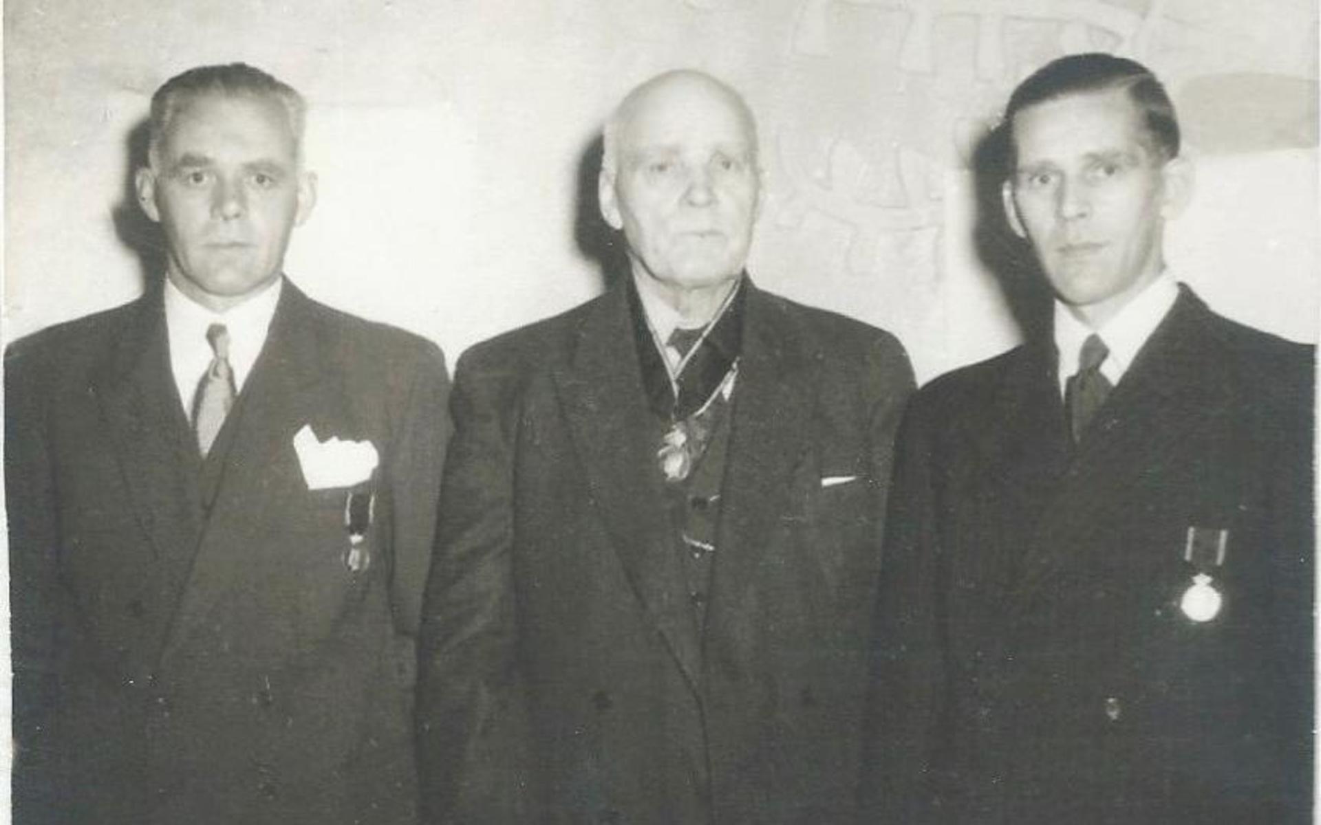 Prisutdelningen på Liseberg 1947. ”Karl i Källarn” i mitten med sönerna Herbert och Filip. 