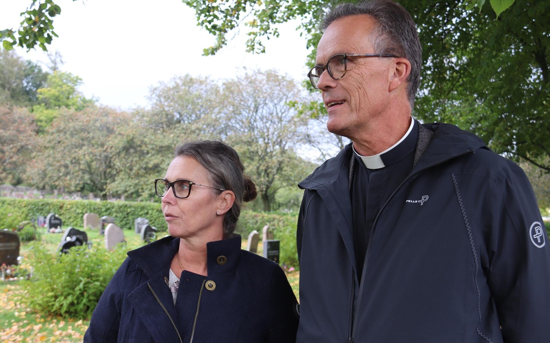 Marie Fischer, kyrkogårdschef, och Carl Sjögren, kyrkoherde. 