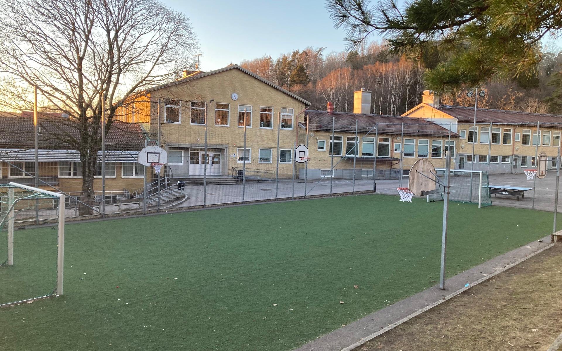 På tisdagen och onsdagen hittades både patroner och misstänkt knark av barn på Brattåsskolan.