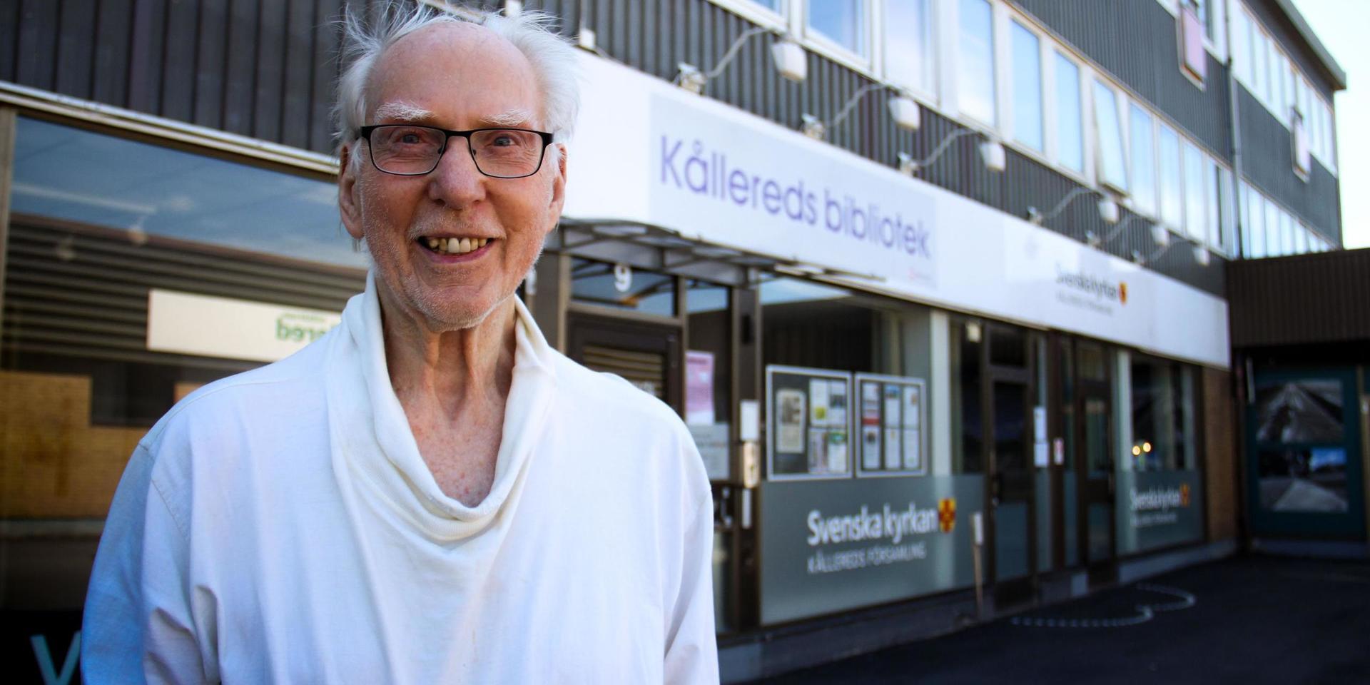 Stig Holmqvist har så många böcker och skivor hemma att det blir som ett eget bibliotek, men han går ändå ofta till Kållereds bibliotek. 