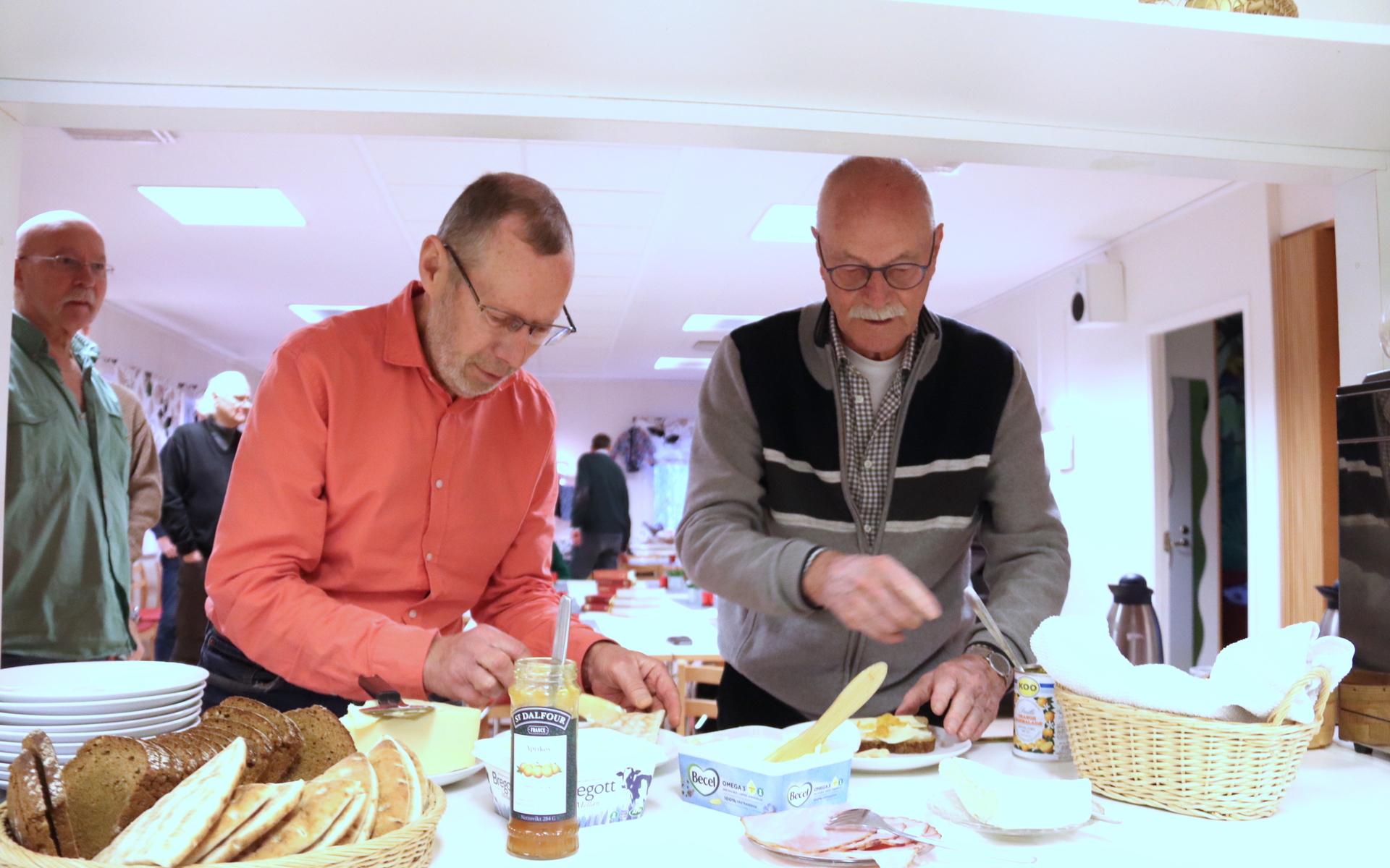 72-årige Hans Wiktorson från Sävedalen och Påvelundsbon Roland Lind, 83, tar för sig av frukostmaten. ”Jag tror inte den här sortens frukostar finns någon annanstans i Göteborgsområdet, åtminstone inte i den här formen. Vi kommer ganska djupt i våra tankar”, säger Hans. 