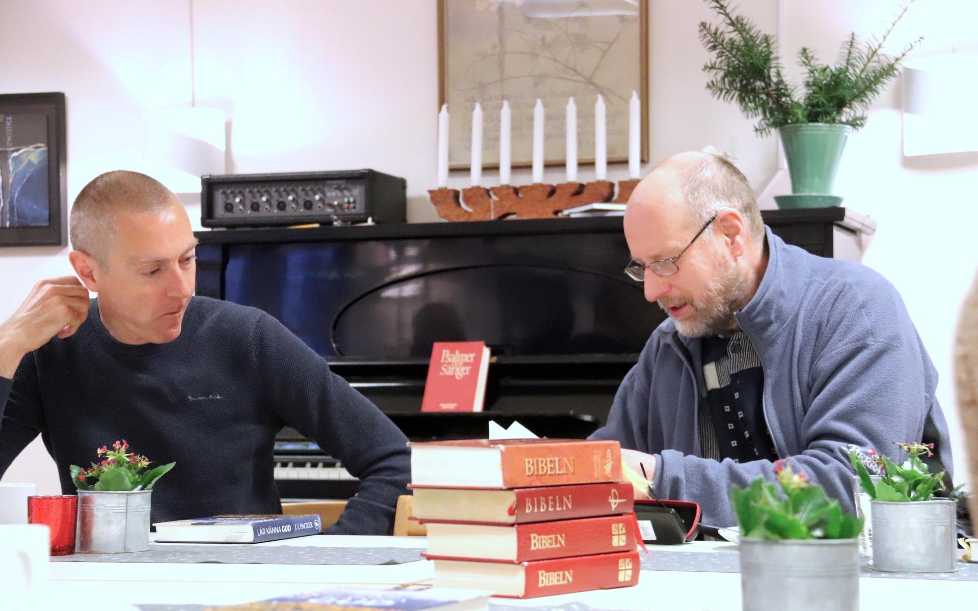 Åke Johansson och Lars Benkel diskuterar en passage i boken som de alla har läst i inför frukostträffen. 