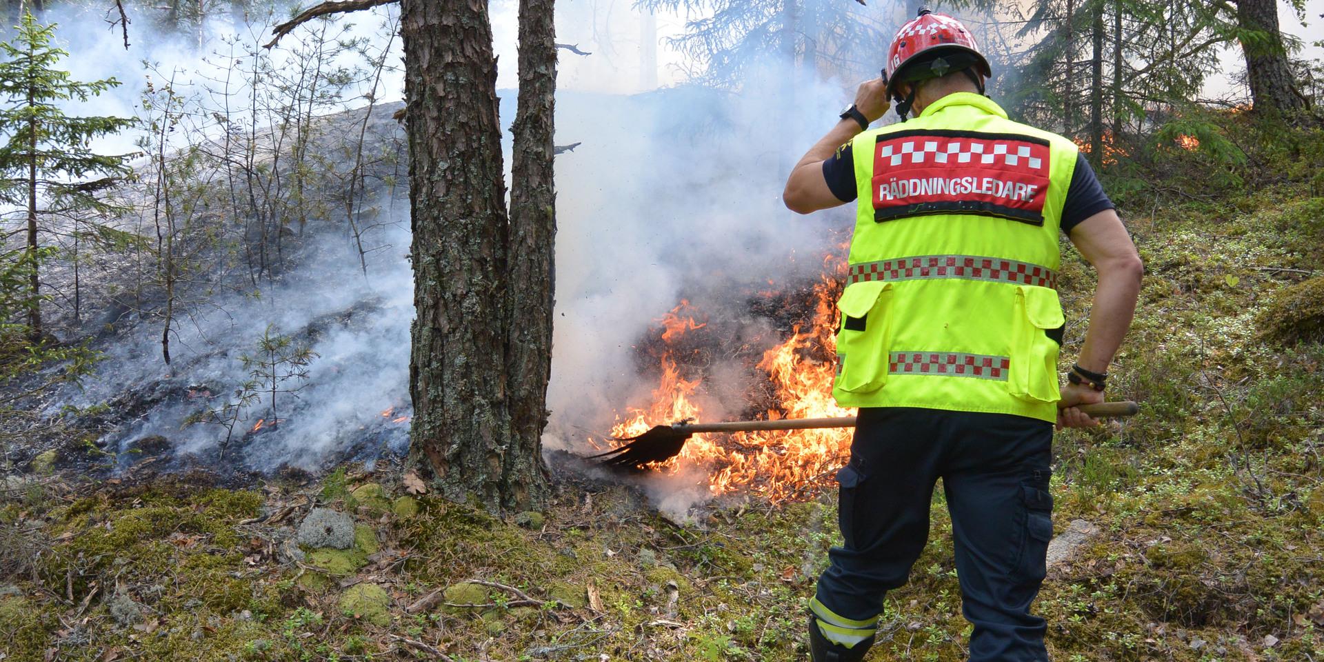 Det torra fjolårsgräset gör att risken för terrängbränder ökar i regionen. Det finns flera saker man kan tänka på för att elda mer säkert.