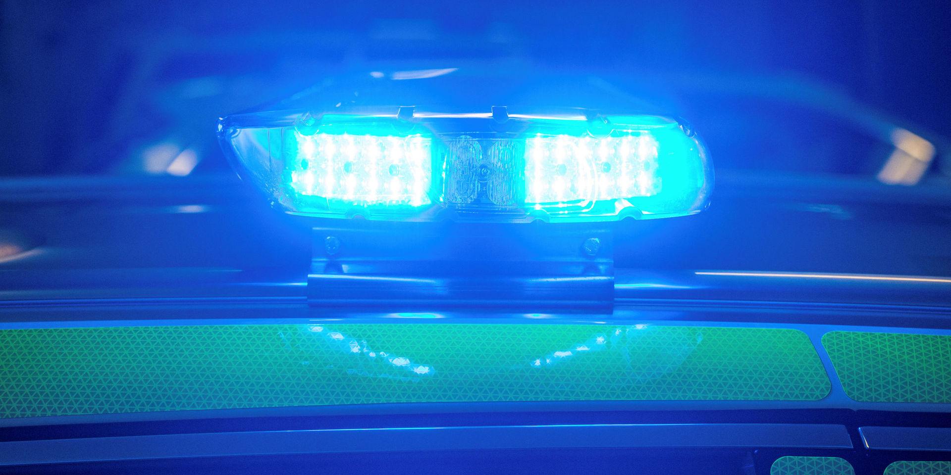 Polisen stannade en bil vid Åbromotet under natten till söndagen. Nu är en man gripen misstänkt för en rad brott.